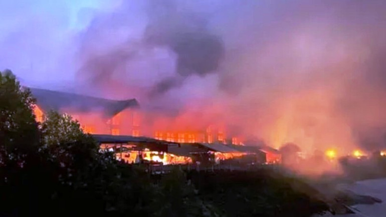 Lửa cháy đỏ rực tại khu chợ lớn nhất huyện Nam Đông lúc rạng sáng ngày 3/12.