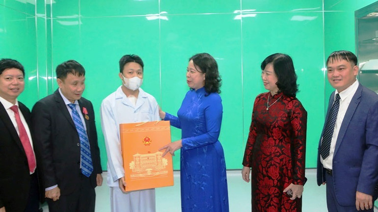 Phó Chủ tịch nước Võ Thị Ánh Xuân tặng quà cho bệnh nhân ghép tim xuyên Việt thứ 14 thành công tại bệnh viện.