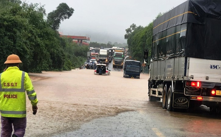Đường tránh Quốc lộ 1A đoạn qua phường Phú Bài (thị xã Hương Thủy) bị ngập úng cục bộ gây ách tắc giao thông.