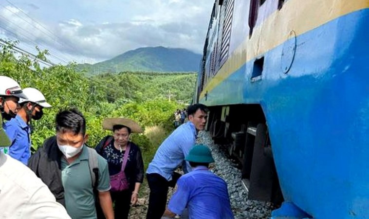 Hiện trường tàu SE6 bị trật bánh tại khu gian Lăng Cô-Thừa Lưu.