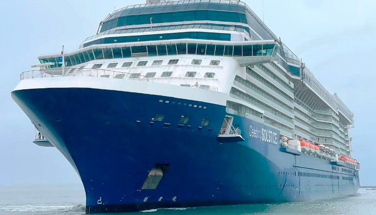 Tàu du lịch CELEBRITY SOLSTICE mang theo 2.700 khách du lịch quốc tế cập cảng Chân Mây.