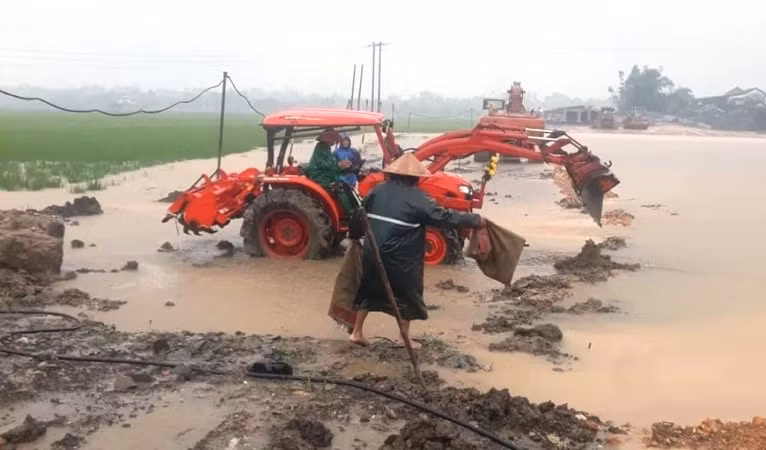 Bà con nhân dân vùng thấp trũng xã Quảng Thành, huyện Quảng Điền (tỉnh Thừa Thiên Huế) đắp đê cứu lúa, hoa màu trong mùa mưa lũ.