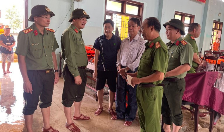 Đại tá Nguyễn Thanh Tuấn, Giám đốc Công an tỉnh biểu dương lực lượng Công an các xã và Công an huyện Quảng Điền đã chủ động tham mưu, kịp thời giúp dân trong phòng, chống mưa lũ, cứu giúp dân.