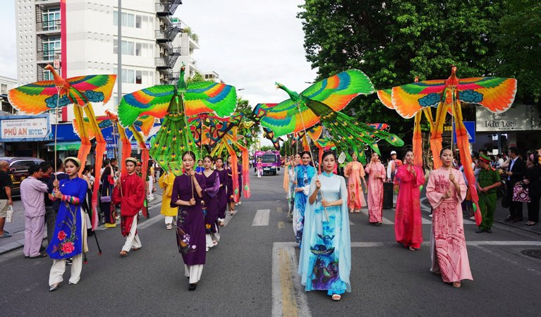 Đường phố Huế lại rộn ràng âm sắc Việt và lộng lẫy sắc màu trang phục truyền thống, khai thác di sản văn hóa Huế, văn hóa các vùng miền Việt Nam và của các quốc gia trên thế giới.