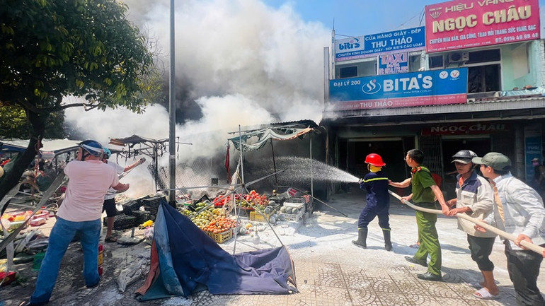 Nhận tin báo, chính quyền đã huy động lực lượng và nhiều phương tiện tiếp cận hiện trường, nỗ lực dập tắt đám cháy.