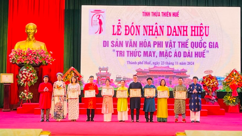 Sở Văn hóa và Thể thao tỉnh Thừa Thiên Huế khen thưởng các điển hình trong tổ chức Tuần lễ Áo dài cộng đồng 2024.