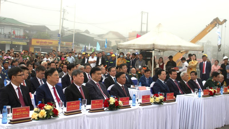 Thường trực Ban Bí thư Trần Cẩm Tú cùng lãnh đạo các bộ, ban, ngành Trung ương và địa phương dự lễ thông xe kỹ thuật cầu Nguyễn Hoàng. Thường trực Ban Bí thư Trần Cẩm Tú cùng lãnh đạo các bộ, ban, ngành Trung ương và địa phương dự lễ thông xe kỹ thuật cầu Nguyễn Hoàng.