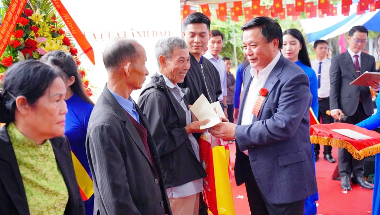 Đồng chí Nguyễn Xuân Thắng tặng quà các hộ nghèo, hộ có hoàn cảnh khó khăn trên địa bàn phường Kim Long.