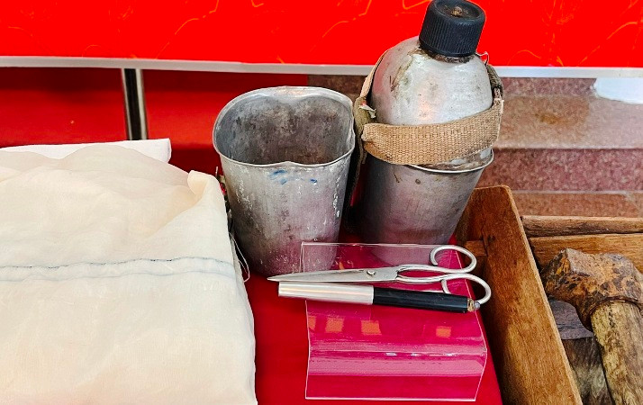 Những hiện vật kỷ niệm kháng chiến liên quan Chủ tịch Hồ Chí Minh của ông Võ Văn Lâm trao tặng cho Bảo tàng.