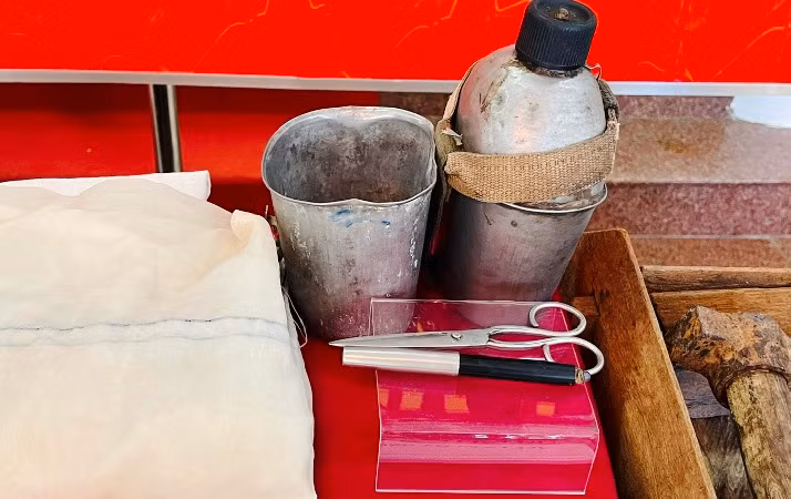 Những hiện vật kỷ niệm kháng chiến liên quan Chủ tịch Hồ Chí Minh của ông Võ Văn Lâm trao tặng cho Bảo tàng.