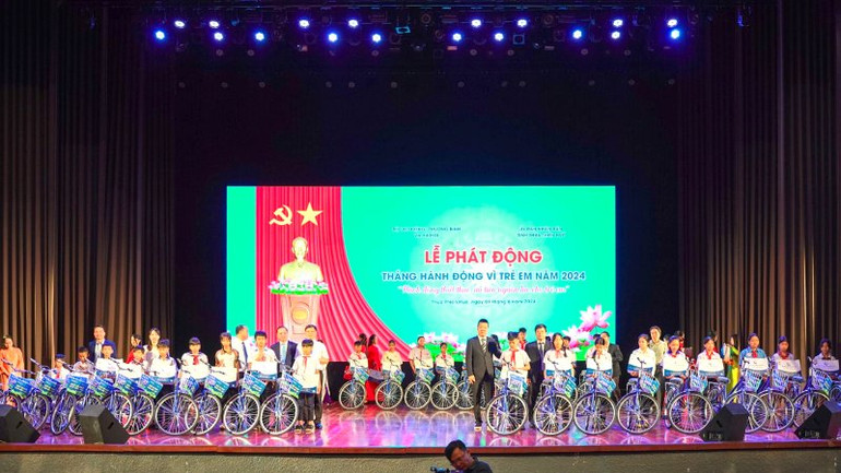 Trao tặng xe đạp cho trẻ em có hoàn cảnh đặc biệt tại lễ phát động Tháng hành động vì trẻ em năm 2024.