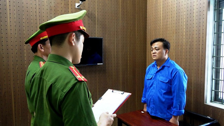 Phòng Cảnh sát hình sự Công an tỉnh đọc lệnh bắt giữ Nguyễn Chí Tâm về tội lừa đảo chiếm đoạt tài sản. (Ảnh: Công an cung cấp) Phòng Cảnh sát hình sự Công an tỉnh đọc lệnh bắt giữ Nguyễn Chí Tâm về tội lừa đảo chiếm đoạt tài sản. (Ảnh: Công an cung cấp)