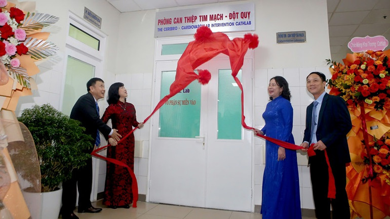 Phó Chủ tịch nước Võ Thị Ánh Xuân dự và thực hiện nghi thức khai trương Hệ thống máy chụp mạch số hóa xóa nền DSA tại Trung tâm Tim mạch - Bệnh viện Trung ương Huế.