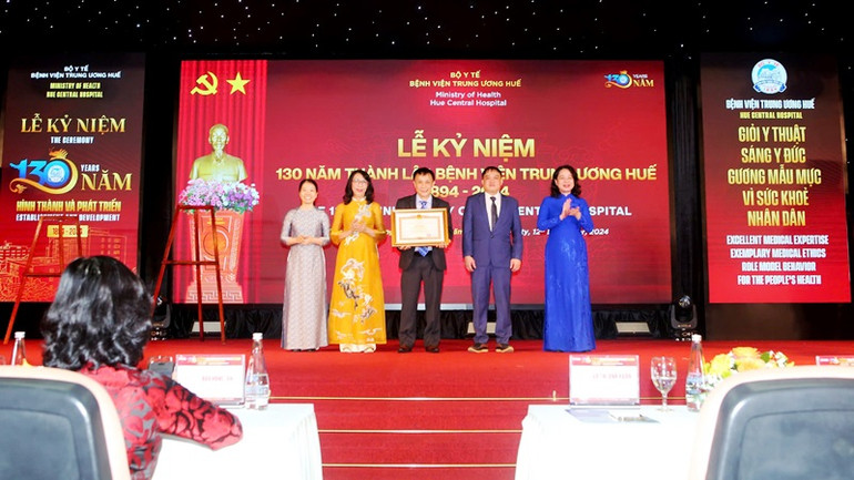 Thừa ủy quyền của Thủ tướng Chính phủ, Phó Chủ tịch nước Võ Thị Ánh Xuân trao Bằng khen của Thủ tướng Chính phủ tặng tập thể Bệnh viện Trung ương Huế.