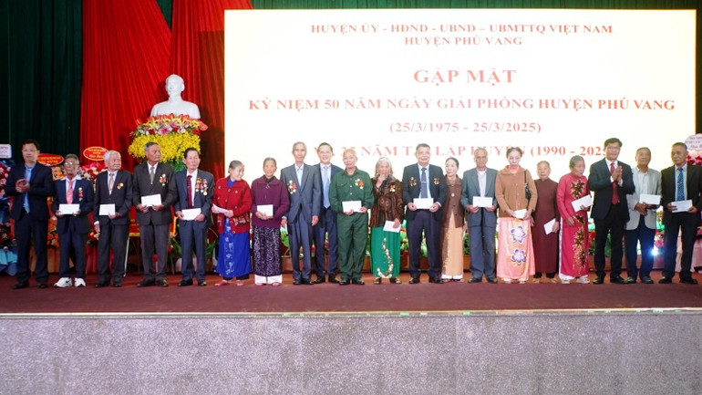 Lãnh thành phố Huế và huyện Phú Vang trao quà tặng các bậc lão thành cách mạng, người có công và gia đình chính sách tiêu biểu. Lãnh thành phố Huế và huyện Phú Vang trao quà tặng các bậc lão thành cách mạng, người có công và gia đình chính sách tiêu biểu.
