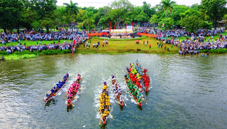 Toàn cảnh ngày hội đua ghe truyền thống nhìn từ trên cao.
