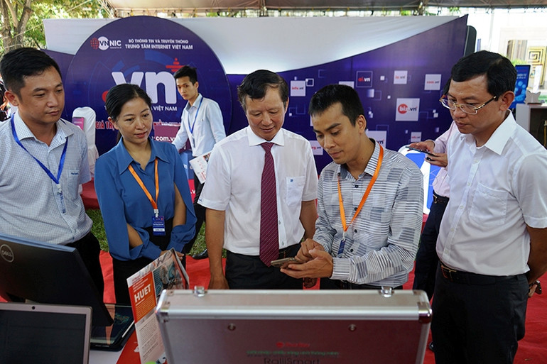 Đồng chí Bí thư Tỉnh ủy Lê Trường Lưu (ở giữa) thăm, kiểm tra các gian hàng phát triển công nghệ của các doanh nghiệp trên địa bàn Thừa Thiên Huế.