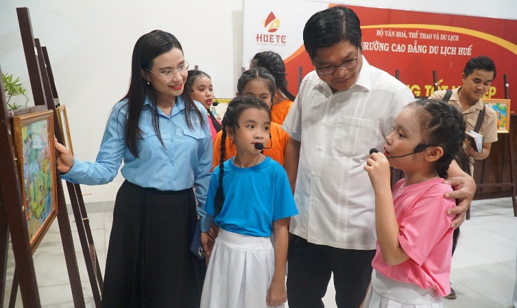 ...và tham gia triển lãm tranh thiếu nhi với chủ đề “Tự hào thiếu nhi các dân tộc Việt Nam”.