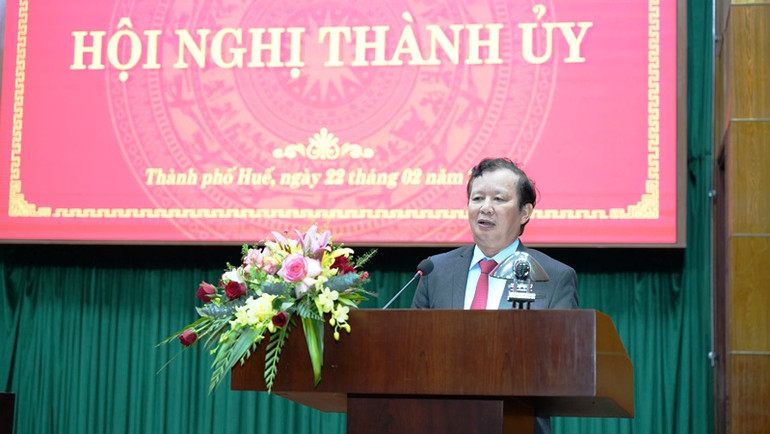 Đồng chí Lê Trường Lưu, Ủy viên Trung ương Đảng, Bí thư Thành ủy, Chủ tịch Hội đồng nhân dân thành phố, Trưởng đoàn Đại biểu Quốc hội thành phố phát biểu tại hội nghị.