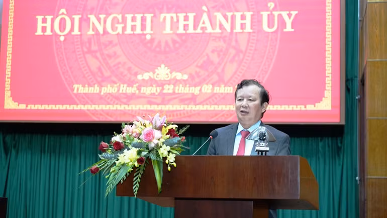 Đồng chí Lê Trường Lưu, Ủy viên Trung ương Đảng, Bí thư Thành ủy, Chủ tịch Hội đồng nhân dân thành phố, Trưởng đoàn Đại biểu Quốc hội thành phố phát biểu tại hội nghị.
