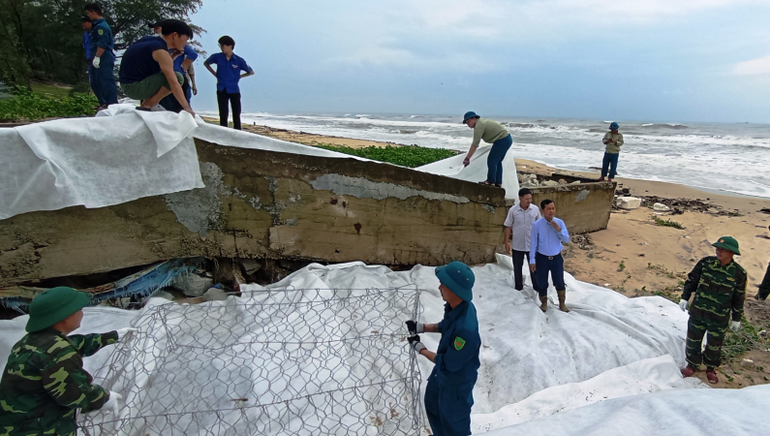 Đoàn công tác của Văn phòng Ban Chỉ đạo Quốc gia về phòng chống thiên tai đến kiểm tra công tác khắc phục hậu quả việc kè biển ở xã Phú Diên bị sạt lở.