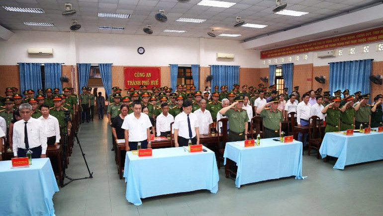 Các đại biểu dành một phút mặc niệm tưởng nhớ sự hy sinh cao cả của Liệt sĩ Trần Duy Hùng. Các đại biểu dành một phút mặc niệm tưởng nhớ sự hy sinh cao cả của Liệt sĩ Trần Duy Hùng.