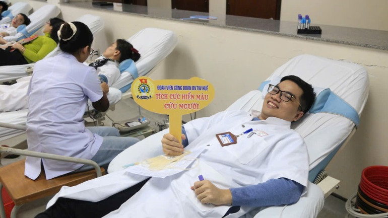 Gần 400 cán bộ viên chức Bệnh viện Trung ương Huế đăng ký tham gia hiến máu và hiến tiểu cầu tình nguyện.