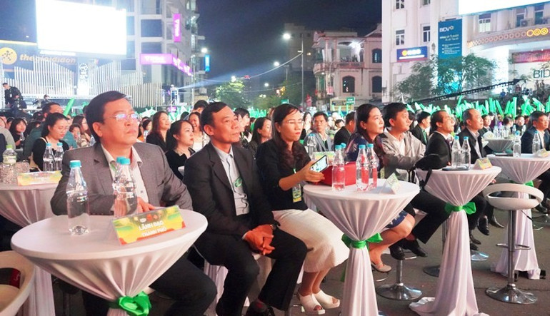 Lãnh đạo tỉnh, thành phố Huế tham dự với chương trình.