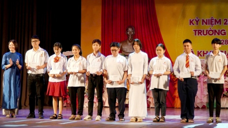 Trao học bổng và tặng quà cho các học sinh, sinh viên có hoàn cảnh khó khăn.