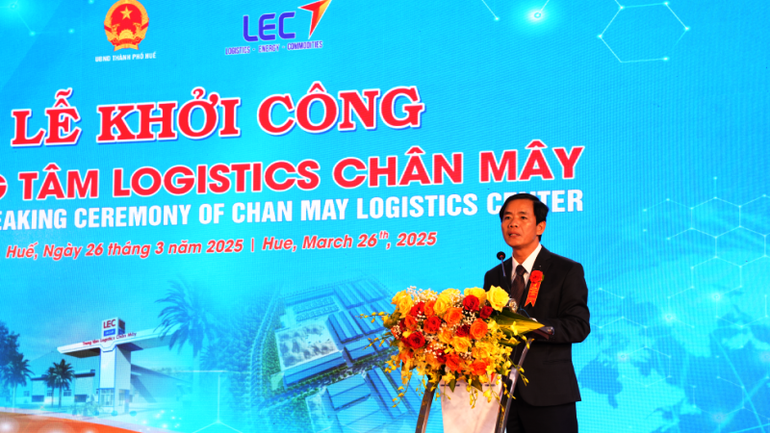 Chủ tịch Ủy ban nhân dân thành phố Huế Nguyễn Văn Phương phát biểu tại lễ khởi công.