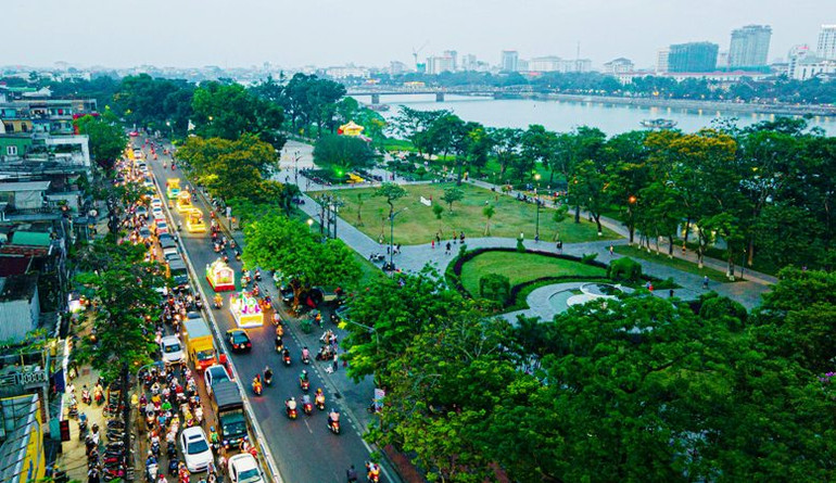 Tỉnh Thừa Thiên Huế là một trong những trung tâm tôn giáo của miền Trung và cả nước. (Trong ảnh: Diễu hành xe hoa đi qua các tuyến phố chính tại Huế trong mùa Phật đản Phật lịch 2567).