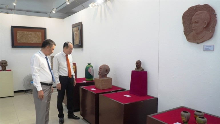 Lãnh đạo thành phố tham quan không gian trưng bày các hiện vật tại triển lãm.