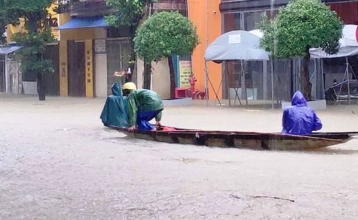 Nước lũ đang lên nhanh khiến nhiều nơi ở hạ du sông Bồ (Thừa Thiên Huế) bị ngập.