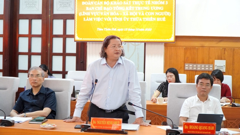 Các chuyên gia về văn hóa đóng góp ý kiến tại buổi làm việc.