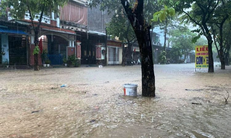 Ban Chỉ huy Phòng, chống thiên tai và Tìm kiếm cứu nạn tỉnh cảnh báo, trong 6 giờ tới, tại khu vực Thừa Thiên Huế vẫn tiếp tục có mưa, mưa vừa, có nơi mưa to.