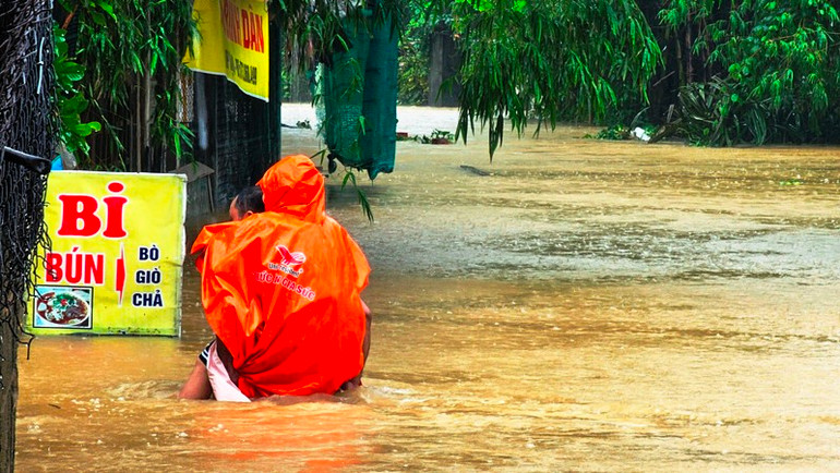 Thừa Thiên Huế di dời khẩn cấp hàng trăm người dân ra khỏi vùng thấp trũng.