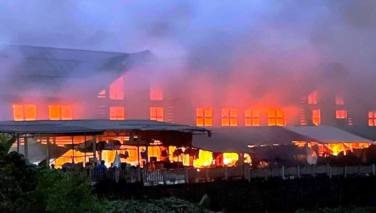 Vụ cháy lớn xảy ra khoảng 3 giờ 40 phút rạng sáng 3/12 tại chợ Khe Tre - khu chợ lớn nhất huyện miền núi Nam Đông.