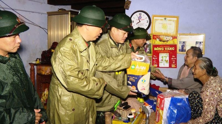 Đoàn công tác đã ân cần thăm hỏi, tặng quà chia sẻ, động viên bà con vượt qua những khó khăn, vất vả do mưa lũ gây ra. Đoàn công tác đã ân cần thăm hỏi, tặng quà chia sẻ, động viên bà con vượt qua những khó khăn, vất vả do mưa lũ gây ra.