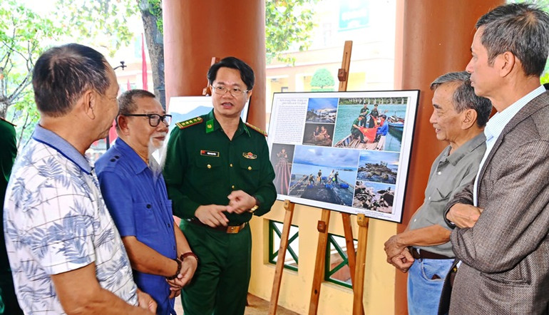 Các đại biểu tham quan và trao đổi về những hình ảnh đạt giải cao trong các cuộc thi.