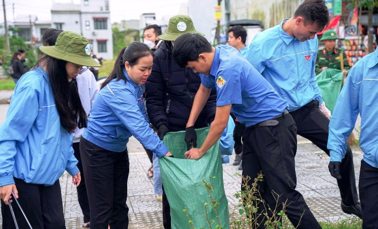 Lực lượng đoàn viên, thanh niên ra quân dọn dẹp rác tại Khu quy hoạch Hương Sơ, TP Huế.