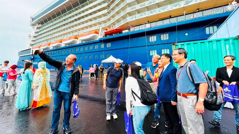 Những du khách đầu tiên đến Huế bằng đường biển trong năm 2024.