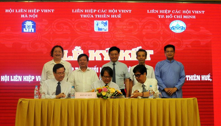 Lễ ký kết giao lưu giữa 3 Liên hiệp hội Hà Nội-Huế-Thành phố Hồ Chí Minh. Lễ ký kết giao lưu giữa 3 Liên hiệp hội Hà Nội-Huế-Thành phố Hồ Chí Minh.