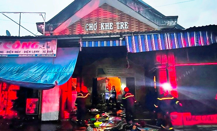 Các lực lượng cứu hộ, cứu nạn nhanh chóng tiếp cận hiện trường vụ cháy.