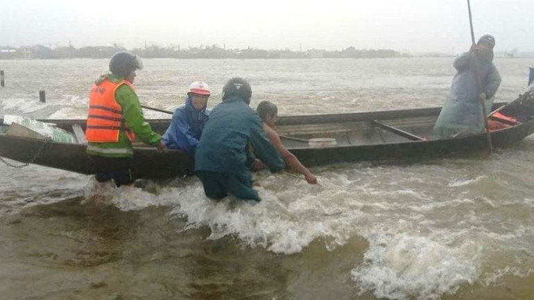 Lực lượng chức năng kịp thời ứng cứu người đàn ông bị nước lũ cuốn trôi. (Ảnh CTV).