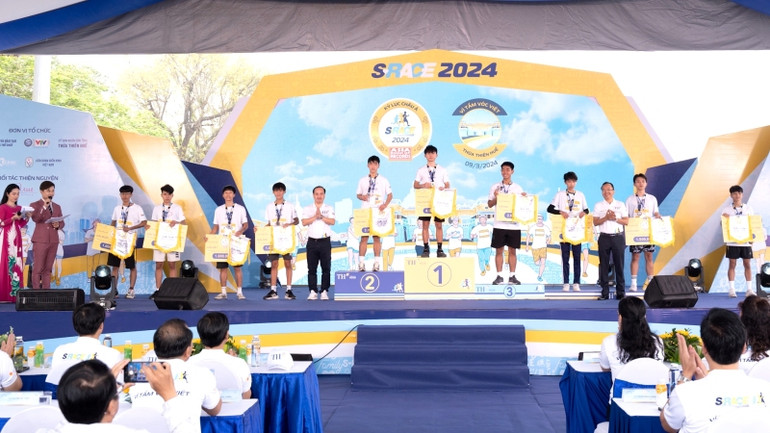 Trao thưởng cho các vận động viên xuất sắc.