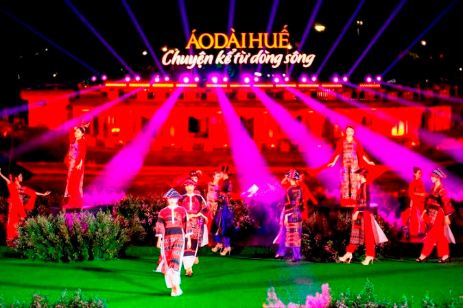 Một trong những bộ sưu tập áo dài với thiết kế độc đáo dựa trên chất liệu vải thổ cẩm (zèng) của đồng bào vùng cao.