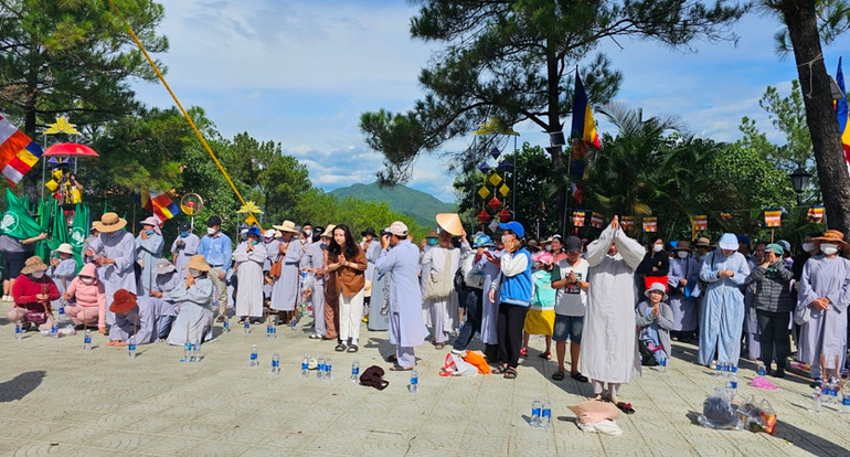 Đồng bào Phật tử các giới cũng đã vân tập đến núi Tứ Tượng để dâng hương nguyện cầu.