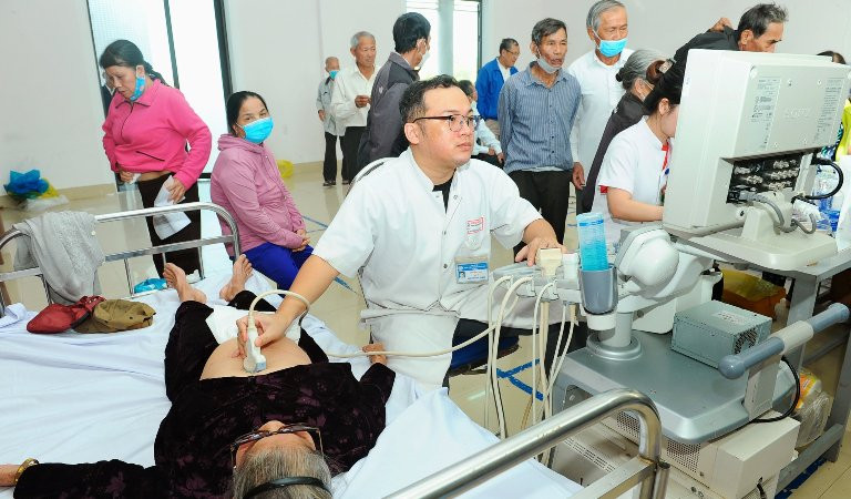 Các y, bác sĩ khám, sàng lọc miễn phí bệnh ung thư phổi và các bệnh lý về phổi cho người dân.