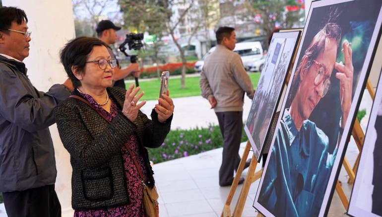 Du khách và công chúng Huế xem triển lãm ảnh về cố nhạc sĩ Trịnh Công Sơn