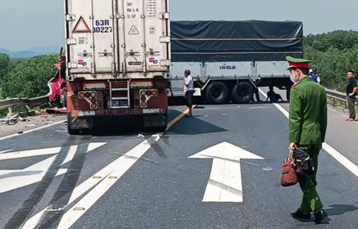 Lực lượng chức năng có mặt tại hiện trường để điều tra nguyên nhân vụ tai nạn giao thông. (ảnh: CTV)